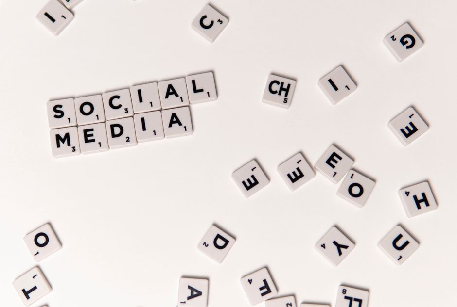 Smartphone met sociale media apps voor online zichtbaarheid